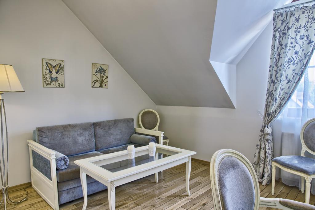 Villa Estera - Hotel & Restauracja Michałowice 외부 사진
