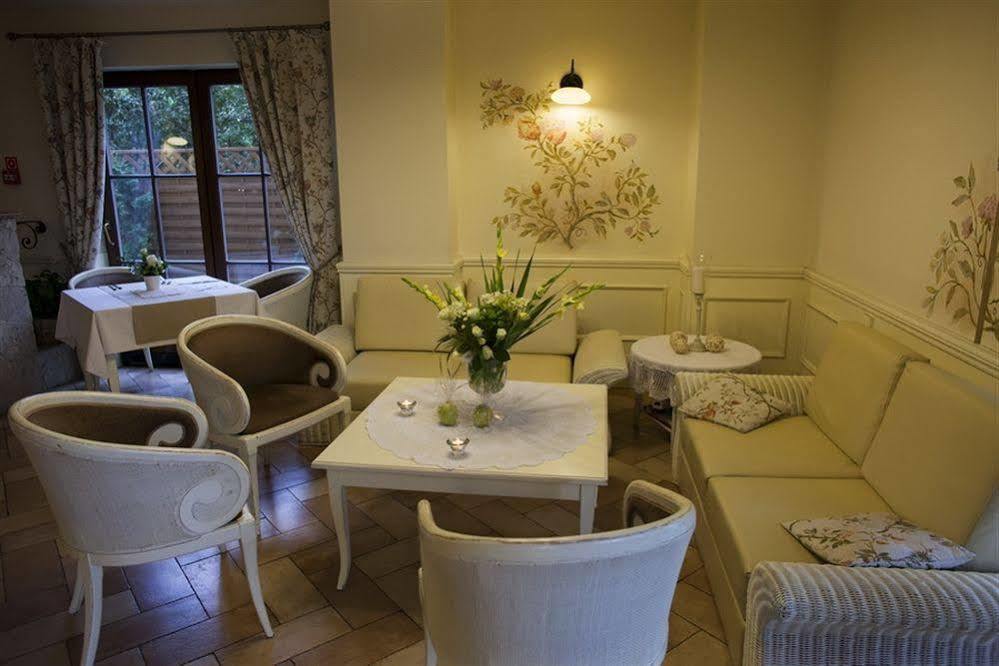 Villa Estera - Hotel & Restauracja Michałowice 외부 사진