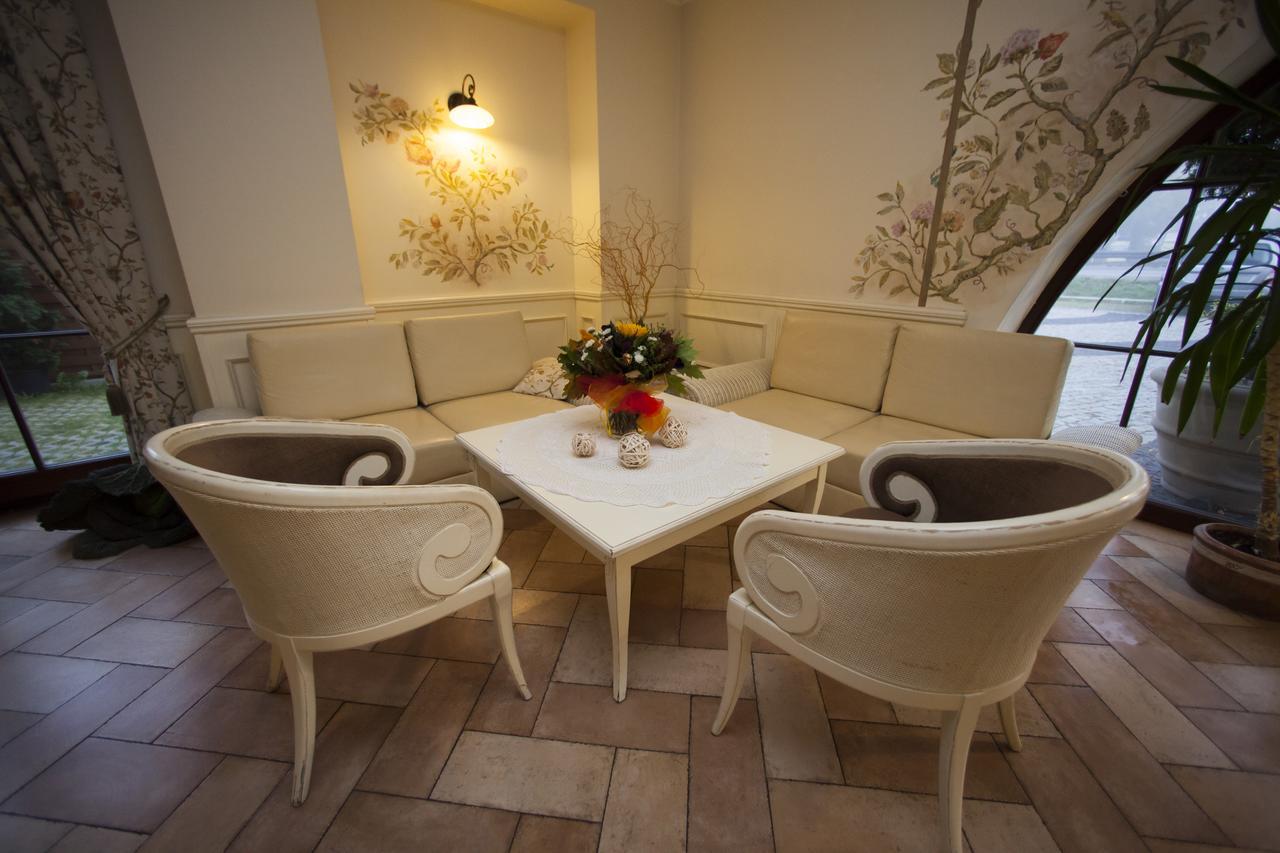 Villa Estera - Hotel & Restauracja Michałowice 외부 사진